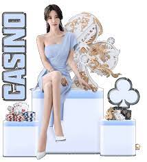 新主场！拉什福德展示巴萨球衣，他面前是新诺坎普模型